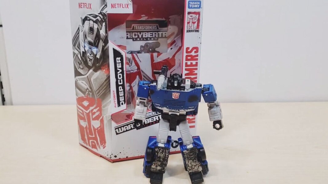 Netflix TransformersI Deep Cover In Hand  (5 of 16)
